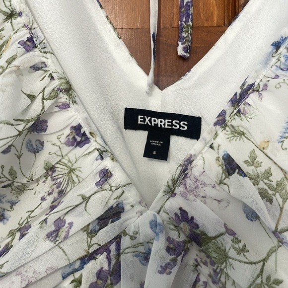 Express | Floral Blouse - Picture 3 of 5